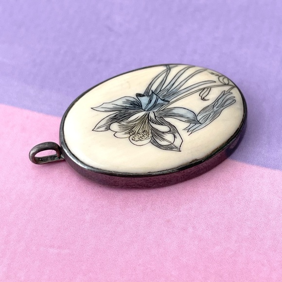 Vintage signed scrimshaw style pendant columbine flower silver plate? - Picture 5 of 10